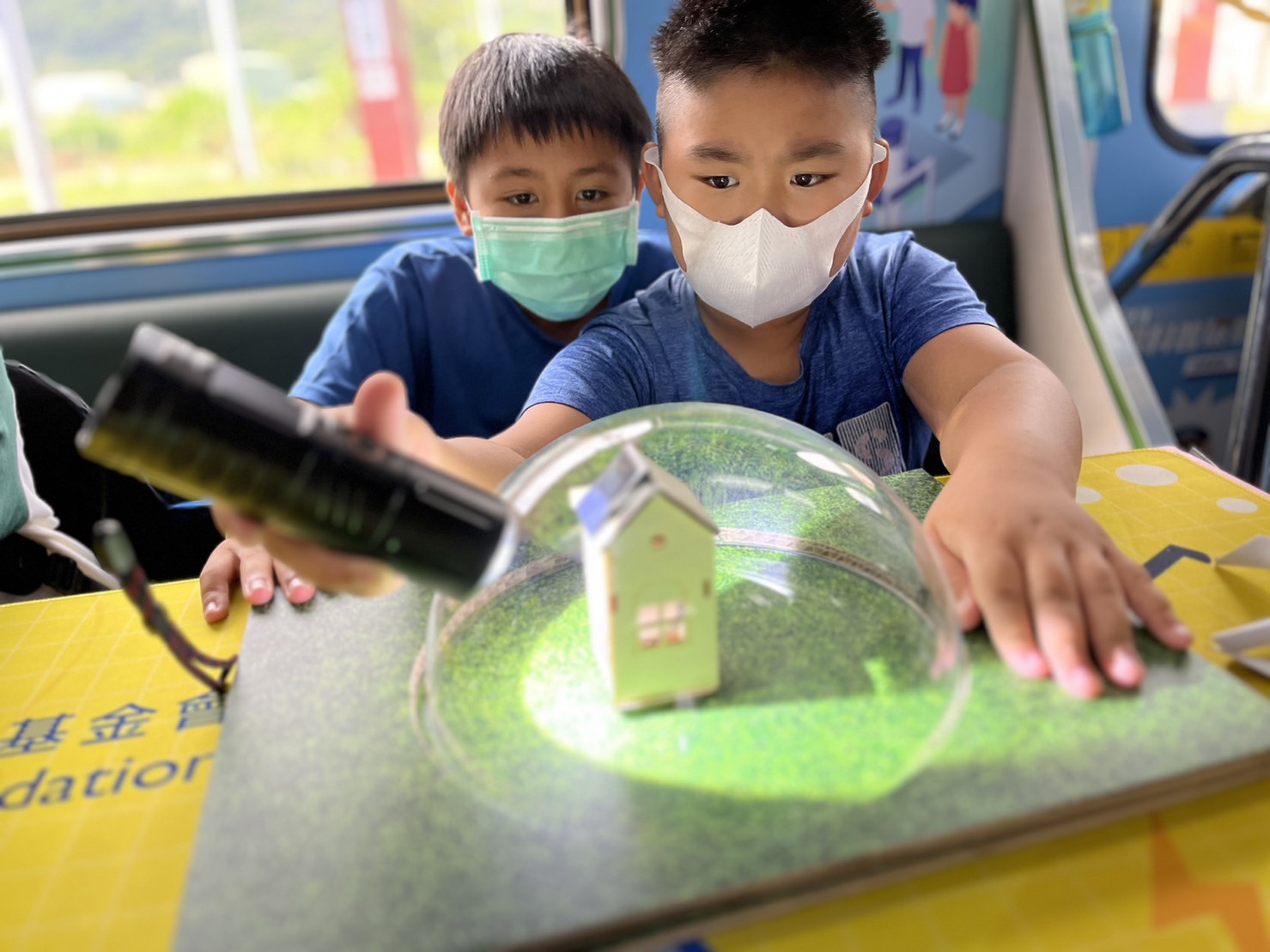 龙8參與基礎科學主題車廂，以STEAM教學精神，設計「逐日科學家」、「太陽能工程師」以及「淨零建築師」三大能源科普課程和實驗