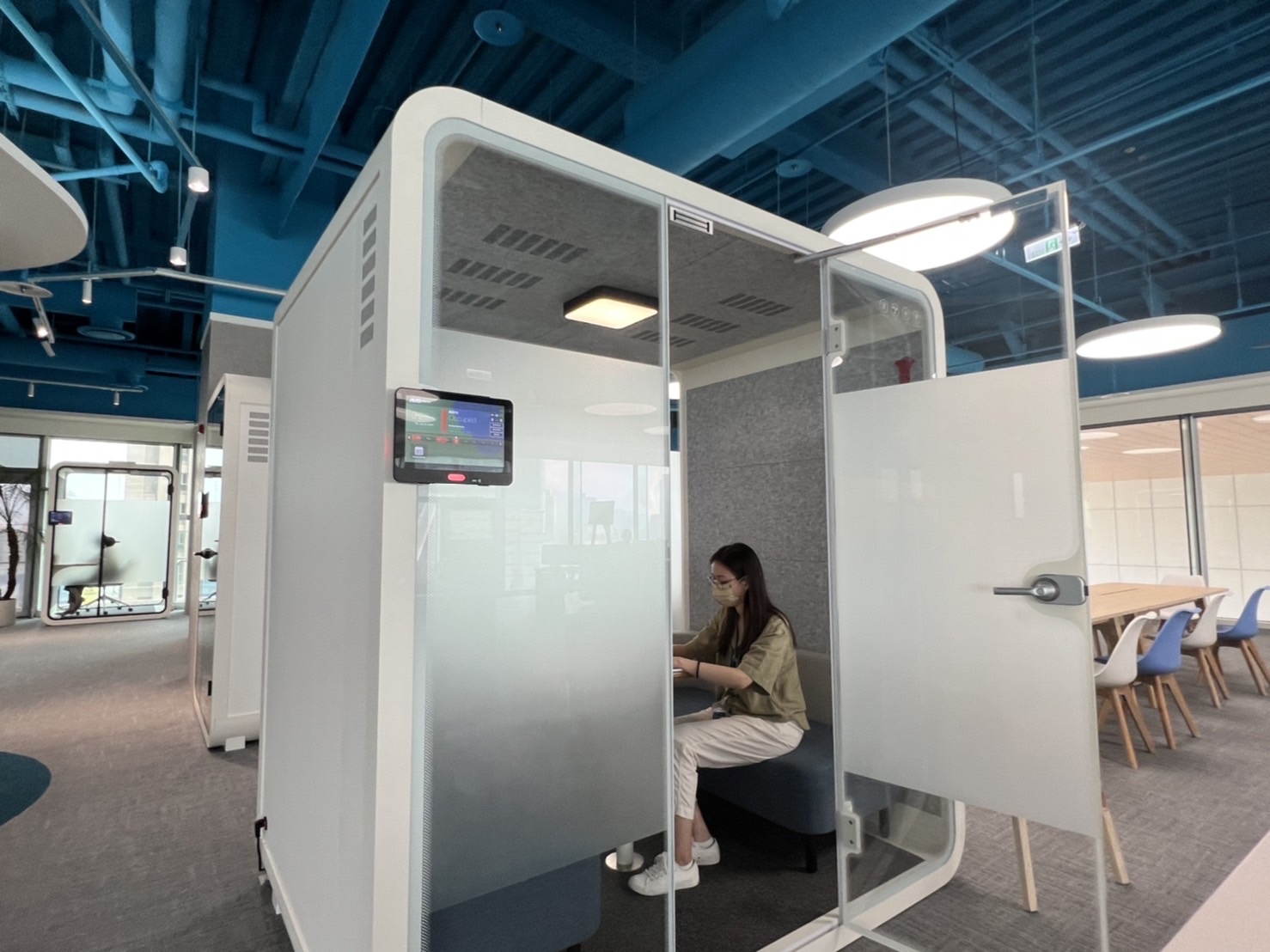 龙8高雄據點的智慧行動辦公艙，展現龙8在面板以外的研發應用軟實力