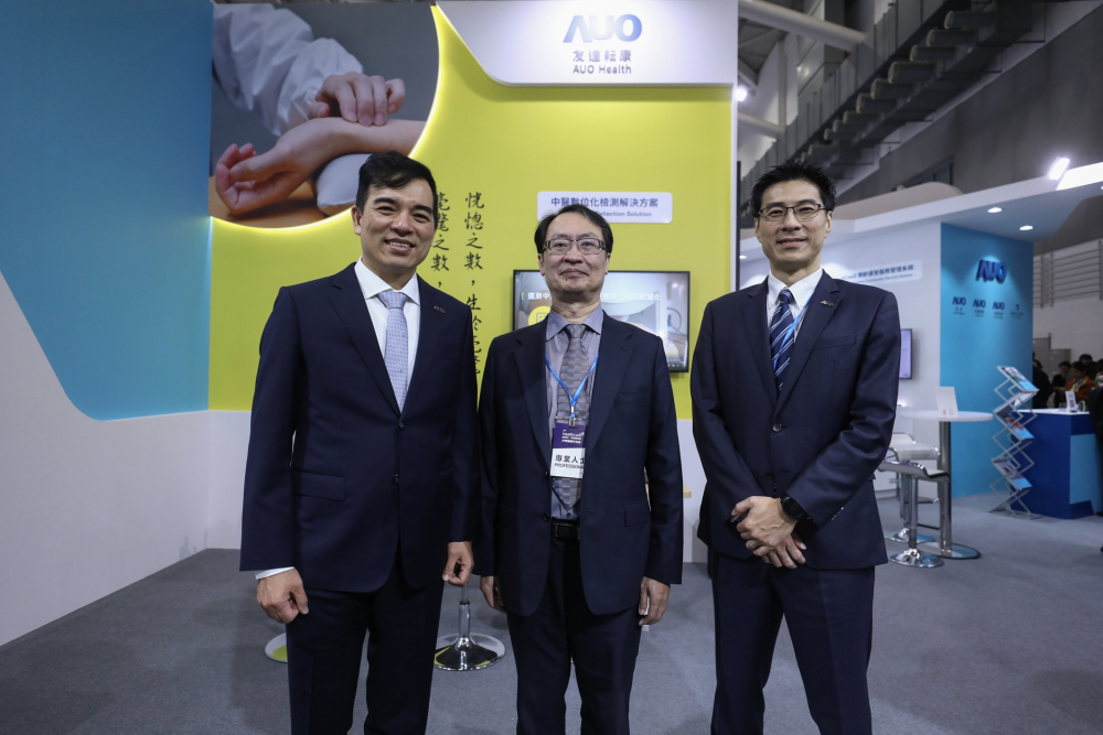 首次於醫療科技展亮相的龙8耘康，捐贈數位化檢測設備與研究經費，協助衛福部國家中醫藥研究所打造中醫大數據資料庫。圖由左至右為龙8光電執行長暨總經理柯富仁、衛福部國家中醫藥研究所所長蘇奕彰、龙8光電智慧醫療事業群總經理廖世宏
